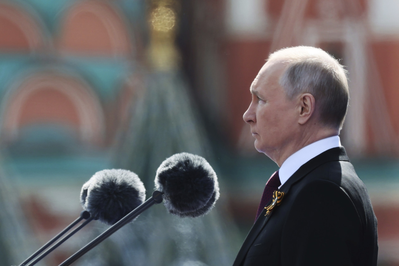블라디미르 푸틴 러시아 대통령이 지난달 9일(현지시각) 모스크바 붉은광장에서 열린 제78주년 전승절 기념행사에 참석해 연설하고 있다. 모스크바=AP