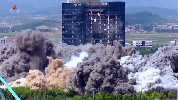 남북공동연락사무소가 2020년 6월 16일 폭파되고 있다. 사진=시사주간 DB