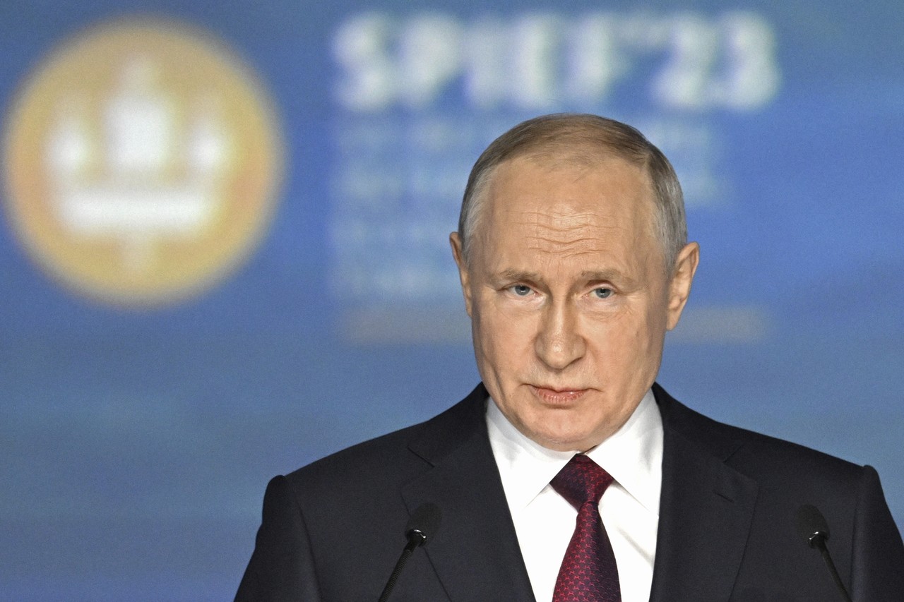 RIA 노보스티 통신이 제공한 사진으로 블라디미르 푸틴 러시아 대통령이 16일(현지시간) 상트페테르부르크 국제경제포럼(SPIEF)에서 연설하고 있다. 그는 이날 연설에서 러시아의 전술핵무기가 벨라루스에 처음으로 배치됐다. 상트페테르부르크=AP