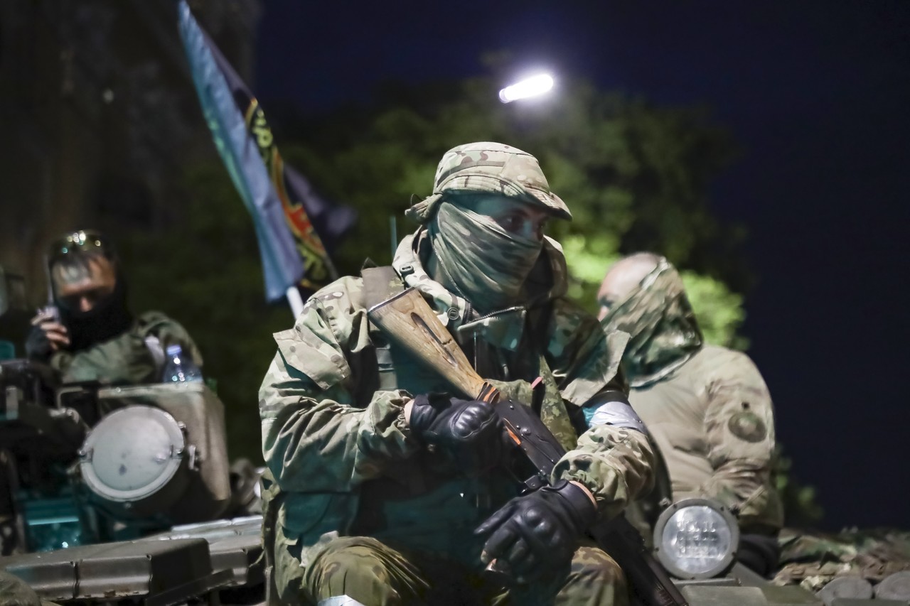 러시아 민간 용병회사 바그너 그룹의 대원들이 지난 6월24일(현지시간) 러시아 남부 로스토프나도누 시내 거리에서 탱크 위에 앉아 있는 모습. 로스토프나도누=AP