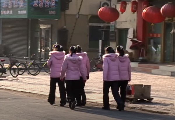 중국에 파견된 북한 노동자들이 줄지어 이동하고 있다. 사진=시사주간 DB