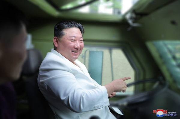 김정은 북한 국무위원장이 다용도전투장갑차를 직접 몰고 있다. 사진=X