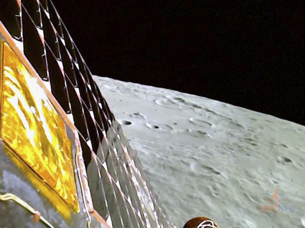 인도 우주 연구소가 제공한 영상 사진에 23일(현지시각) 인도의 무인 우주선 '찬드라얀 3호'가 달 남극 부근 착륙을 준비하면서 촬영한 달의 표면을 보여준다. 찬드라얀 3호의 달 착륙선 '바크람'이 세계 최초로 달 남극 부근에 착륙하는 데 성공했고 바크람은 로봇 탐사선 '프라지얀'을 밖으로 보내 남극 부근의 물 얼음 채취에 나선다. 인도는 세계 4번째 달 착륙 국가가 됐다. 뉴델리=AP