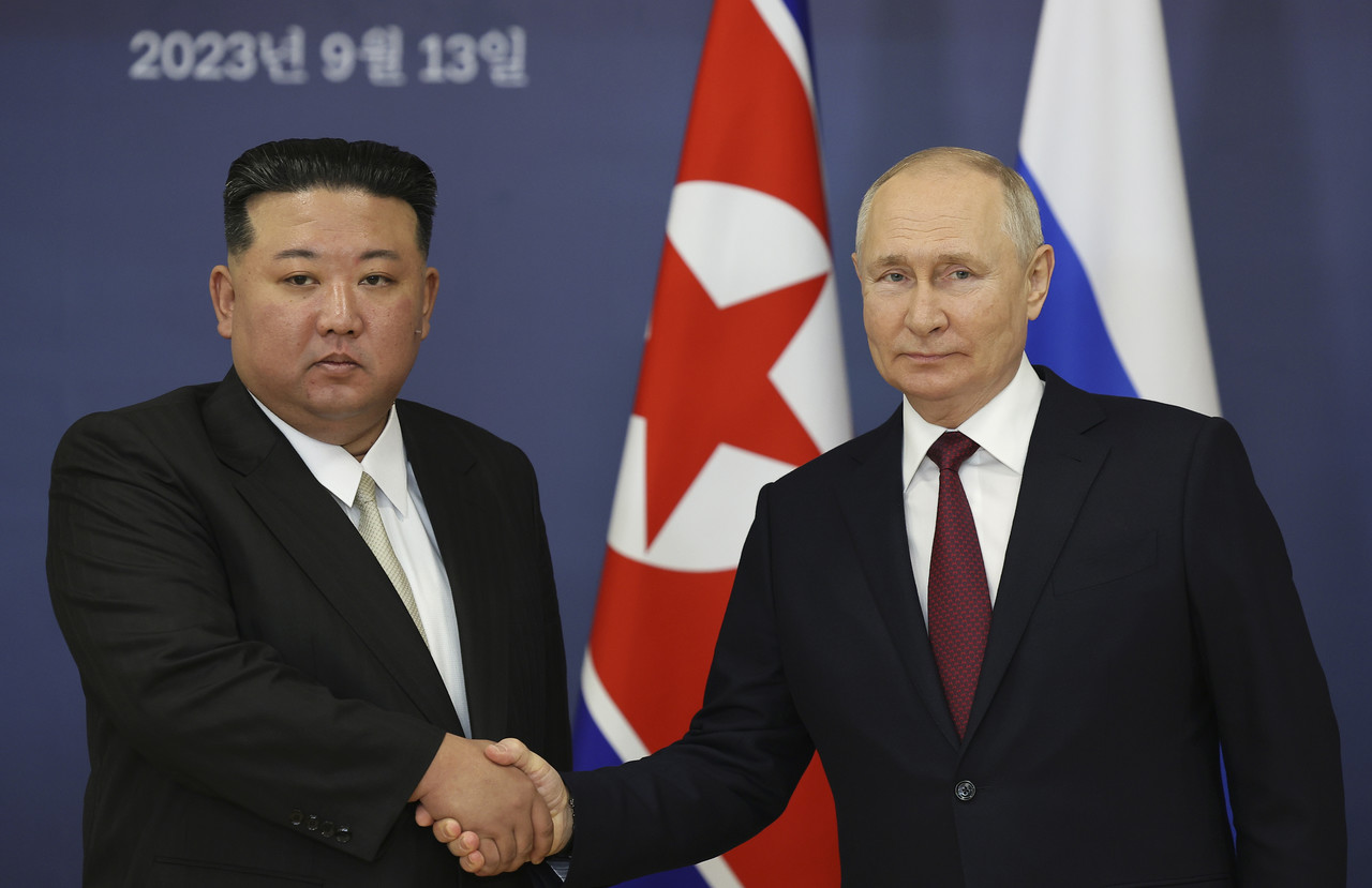 김정은(왼쪽) 북한 국무위원장이 13일(현지시각) 러시아 아무르주 보스토치니 우주기지에서 블라디미르 푸틴 러시아 대통령과 회담하면서 악수하고 있다. 보스토치니=AP
