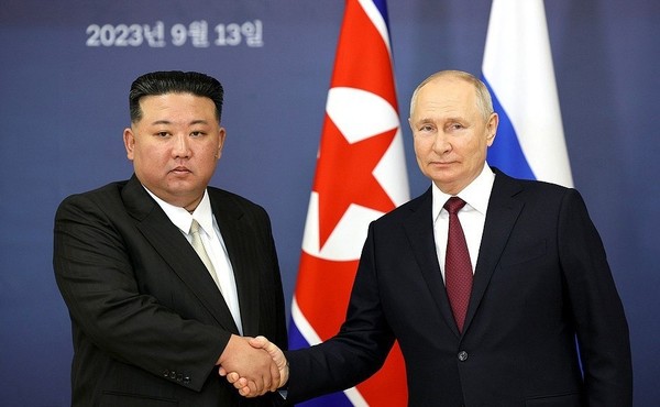 김정은 북한 국무위원장이 푸틴 러시아 대통령과 악수하고 있다. 사진=조선중앙TV