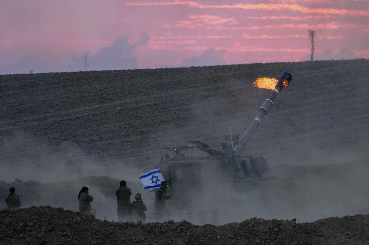 지난 14일(현지시각) 이스라엘 남부 가자지구 인근에서 이스라엘군의 자주포가 가자지구를 향해 포를 쏘고 있다. 가자지구=AP