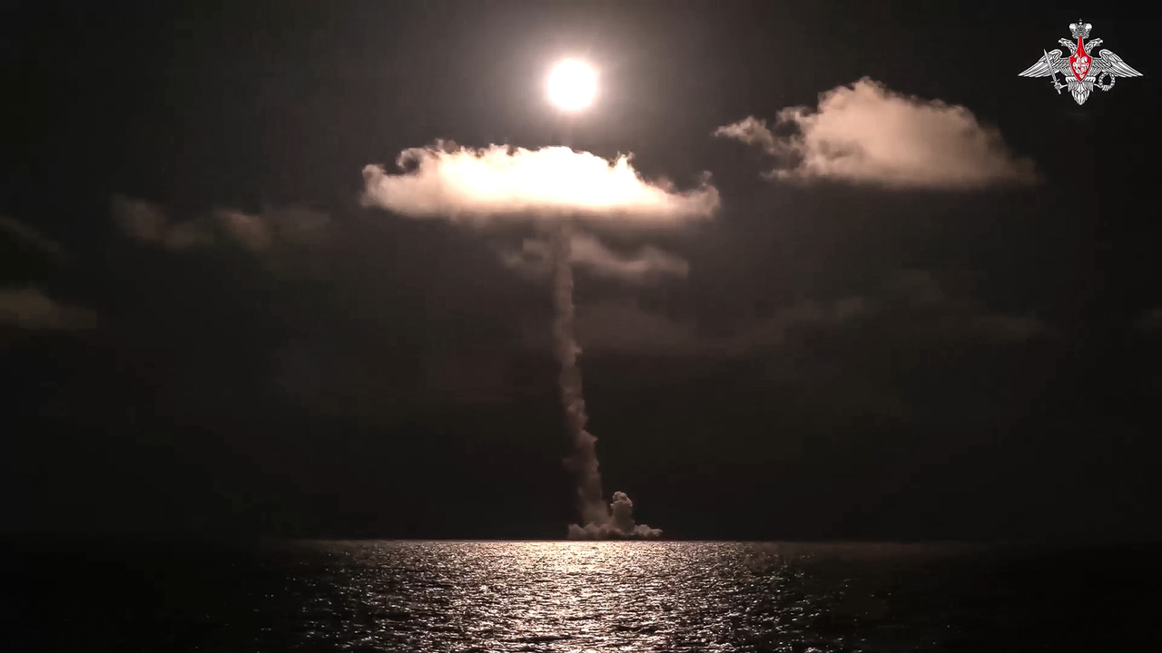 5일 러시아 국방부 보도처가 배포한 사진으로 백해 수면 아래의 핵잠수함 알렉산더 3세 호에서 ICBM 불라바 미사일이 발사되고 있다. 사진=AP
