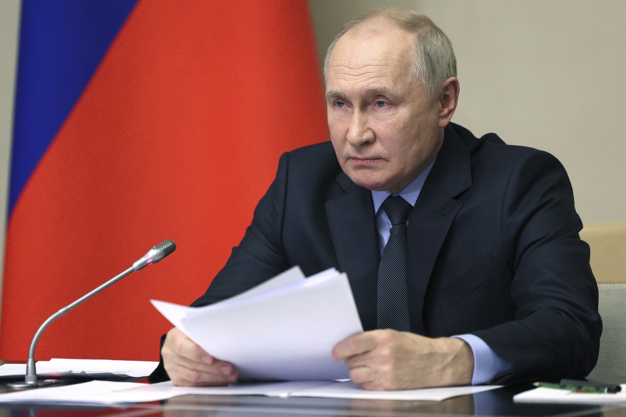 블라디미르 푸틴 러시아 대통령이 지난 10월 30일(현지시각) 모스크바 노보오가르요보 관저에서 정부 고위급 안보 회의를 주재하고 있다. 모스크바=AP