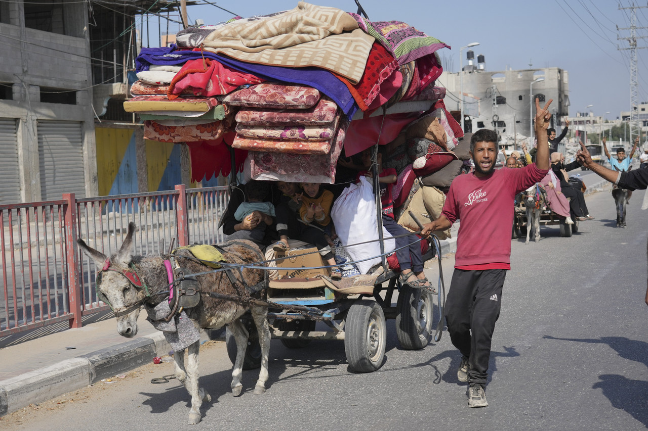 지난 5일(현지시각) 가자지구 알부레이에서 팔레스타인 주민들이 살라 알딘 도로를 따라 대피하고 있다. 알부레이=AP