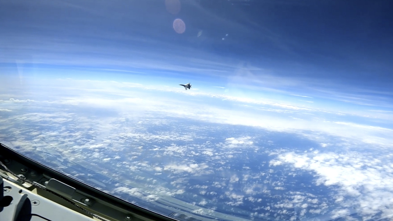 미 해군이 제공한 영상 캡처 사진에 지난 5월 26일(현지시각) 남중국해 상공에서 중국 J-16 전투기가 일상 작전 중인 미국 RC-135 정찰기에 공격적으로 근접 비행하고 있다. 할라와=AP