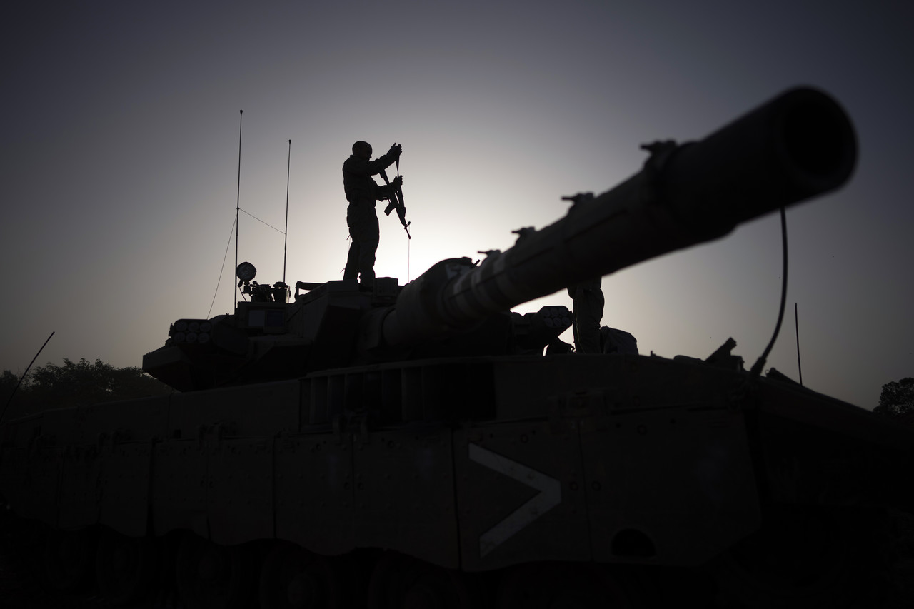 휴전 3일째인 26일(현지시각) 가자지구에서 막 돌아온 이스라엘 군인이 이스라엘 남부 주둔지에 도착해 전차에서 내릴 준비를 하고 있다. 가자지구=AP