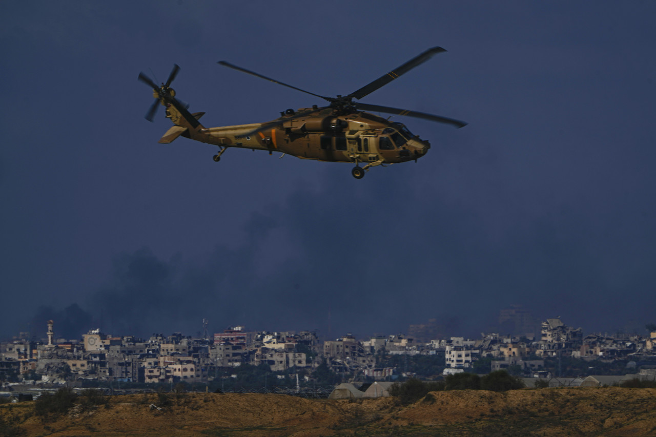 6일(현지시각) 이스라엘 남부 가자지구 인근에서 이스라엘군의 헬기가 기동하고 있다. 가자지구=AP