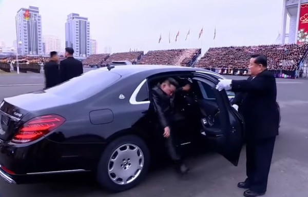 김정은이 전국어머니대회 참가자들과 기념사진을 찍기 위해 도착하는 가운데 전용차에 벤츠 마이바흐 마크와 S650 글자가 보인다. 사진=조선중앙TV