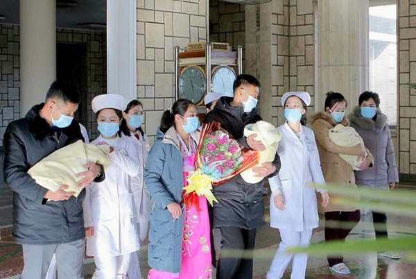 평양산원에서 올해 7번째로 태어난 세쌍둥이가 간호사들의 배웅을 받으며 퇴원하고 있다. 사진=조선중앙TV