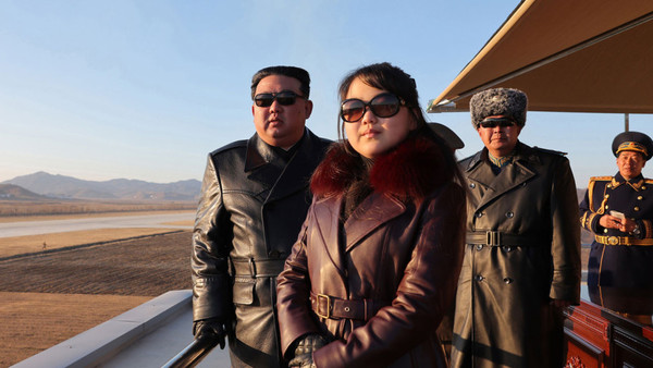 김정은의 딸 김주애가 '조선의 샛별 여장군'이라고 불리며 후계자로 평가하는 분위기가 지배적이다. 사진=시사주간 DB