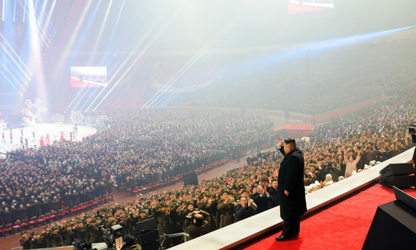 김정은 국무위원장이 신년 경축 대공연에서 손을 흔들고 있다. 사진=웨이보