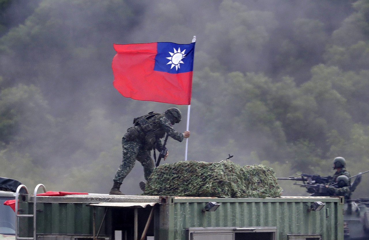 2023년 9월 21일(현지시각) 대만 북부 신주현 군사기지에서 지상·공중 합동 훈련에 참여한 대만 군인이 진지에 대만 깃발을 꽂고 있다. 신주=AP
