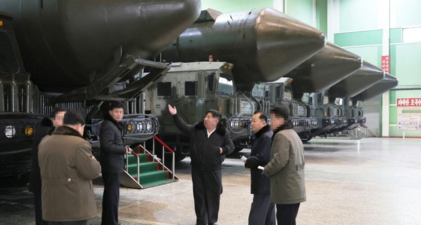 김정은 북한 국무위원장이 대륙간탄도미사일(ICBM) 발사대 생산 공장을 둘러보고 있다. 사진=X(트위터) 