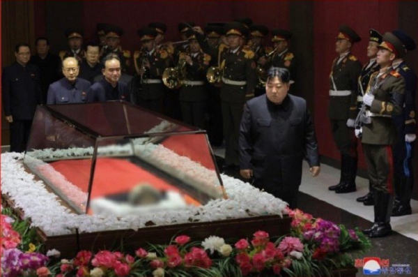 김정은 북한 국무위원장이 사망한 최태복 전 최고인민회의 의장을 조문하고 있다. 사진=웨이보