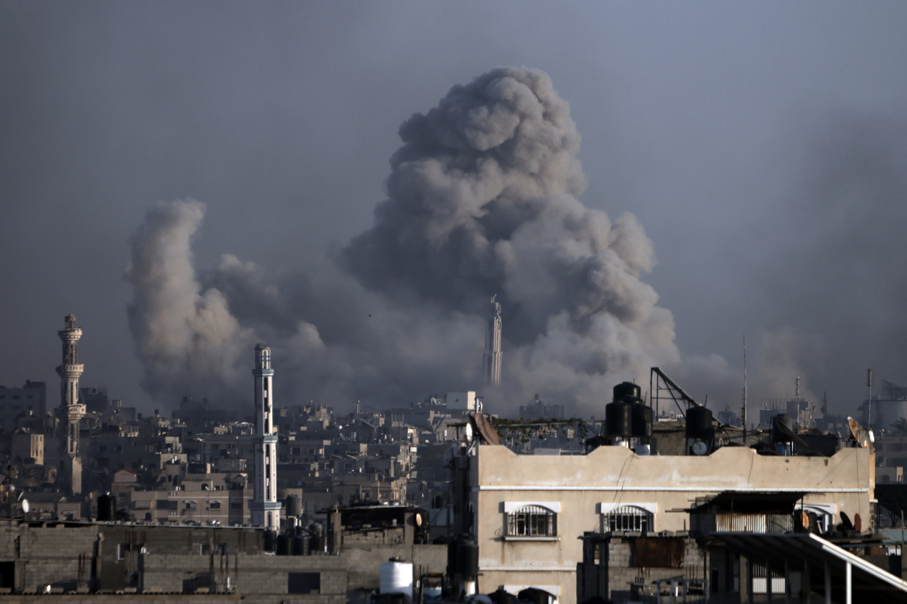 이스라엘의 공습으로 17일 가자지구 남부 칸유니스에서 연기가 피어오르고 있다. 칸유니스(가자지구)=AP