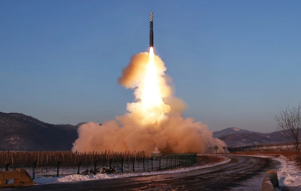 북한이 김정은 국무위원장이 참관한 가운데 지난달 19일 고체연료 ICBM 화성-18형 발사 훈련을 실시했다며 사진을 공개했다. 사진=조선중앙TV