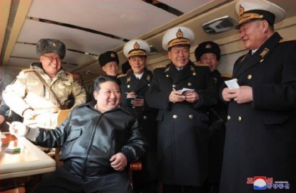김정은은 지난 14일 신형 대함미사일 검수사격 시험을 지도하는 자리에서 "우리가 인정하는 해상 국경선을 적이 침범할 시에는 무력도발로 간주할 것"이라고 말했다. 사진=웨이보