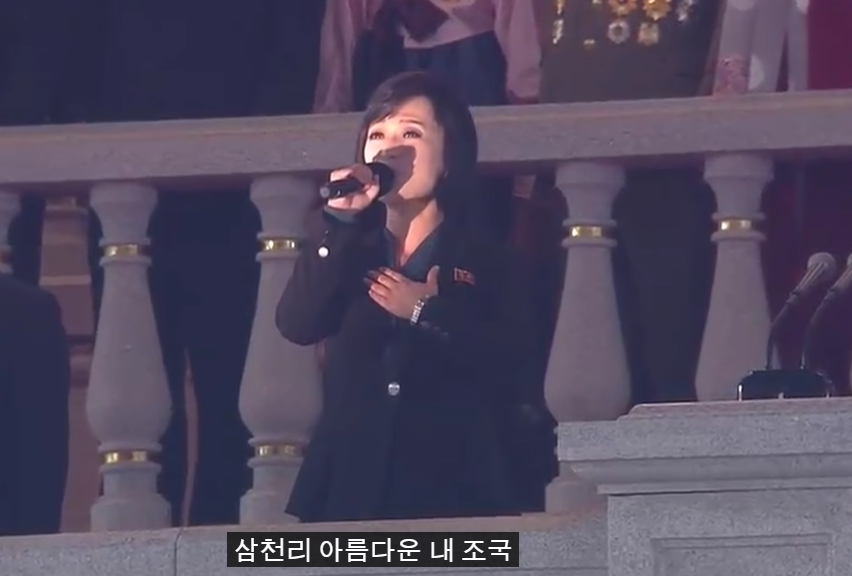 북한 가수 김옥주가 9.9절 열병식에서 애국가를 부르고 있는 가운데 자막으로 '삼천리'가 표기돼 있다. 사진=시사주간 DB