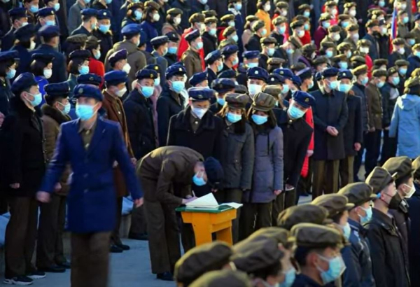 북한 청년들이 탄원 신청서를 작성하고 있다. 사진=조선중앙TV
