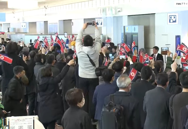 19일 하네다 공항을 통해 입국하는 북한 축구대표팀을 재일동포들이 환영하고 있다. 사진=FNN뉴스