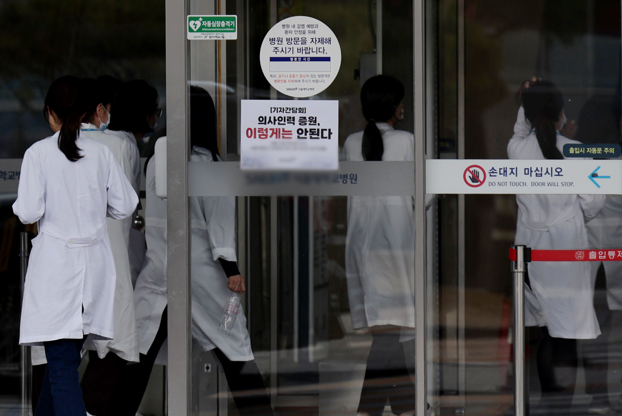 지난 22일 서울의 한 대학병원에서 의료진이 이동하고 있다. 사진=뉴시스