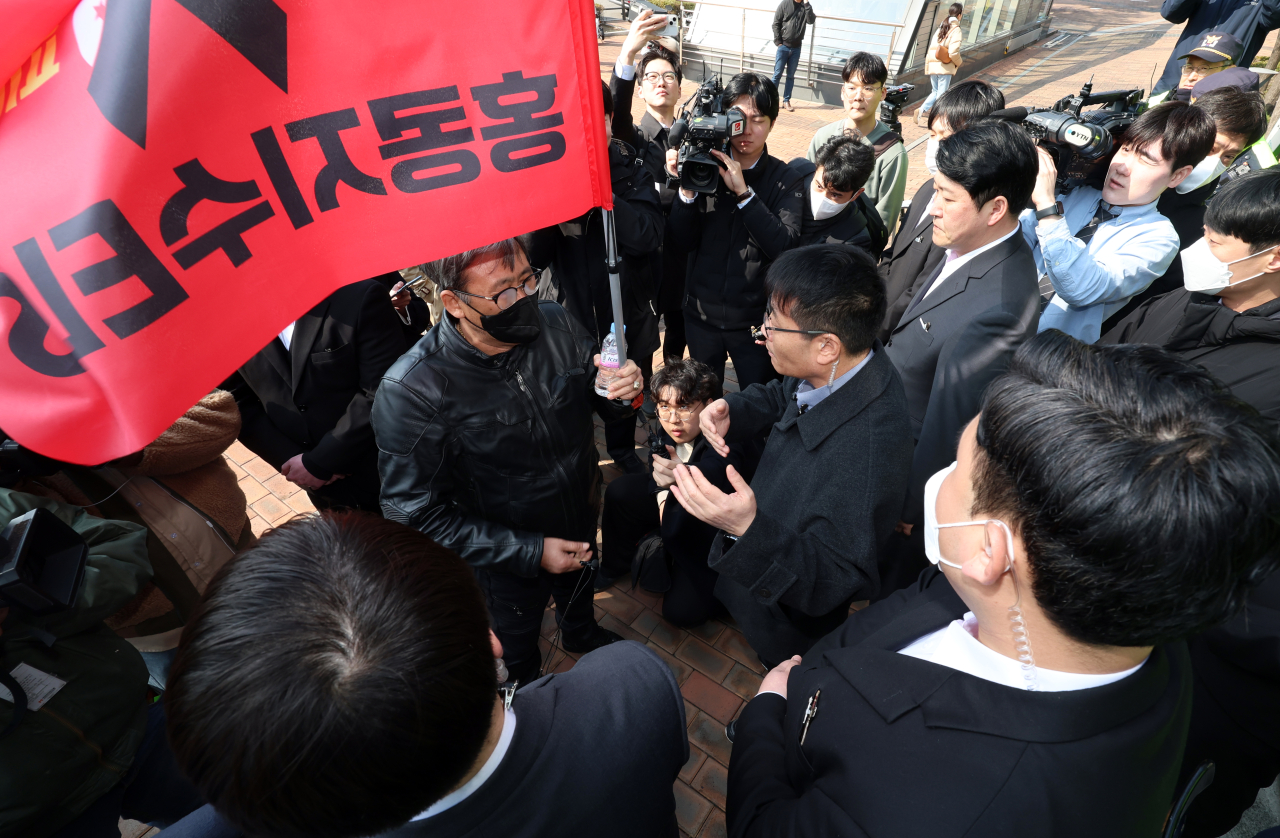 홍콩H지수(항셍중국기업지수) 기초 주가연계증권(ELS) 피해자 모임 회원들이 지난달 15일 오후 서울 중구 NH농협은행 본점 영업부 항의 진입을 시도하고 있다. 사진=뉴시스