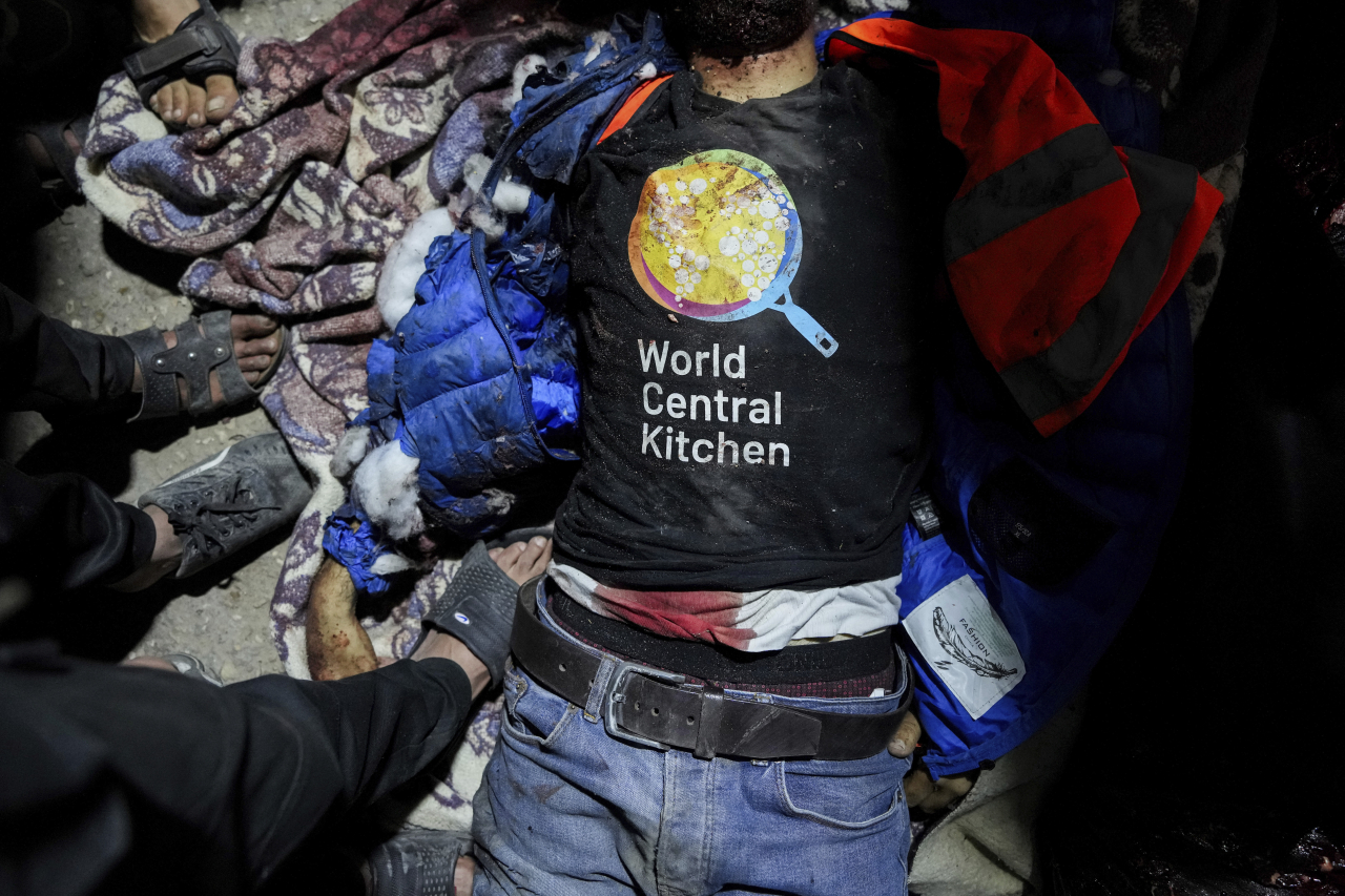 1일(현지시각) 가자지구 데이르 알발라에 있는 알아크사 병원에 '월드센트럴키친'(WCK) 셔츠를 입은 사람의 시신이 놓여 있다 데이르 알발라=AP